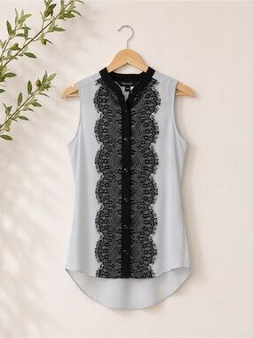 RW&CO. | Light Blue Sleeveless Lace Panel Blouse | XS